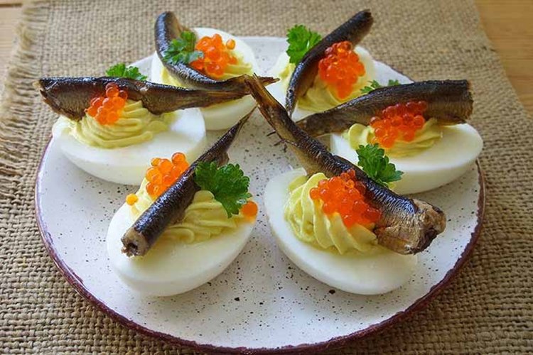 Фаршированные яйца со шпротами и красной икрой