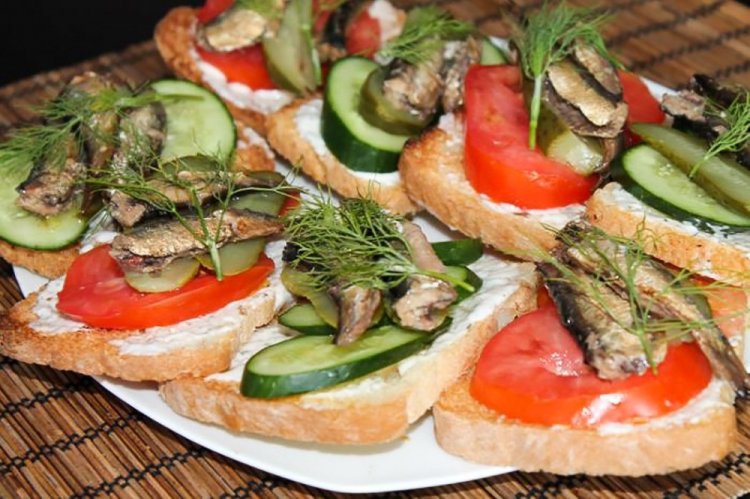 Бутерброды со шпротами и овощами