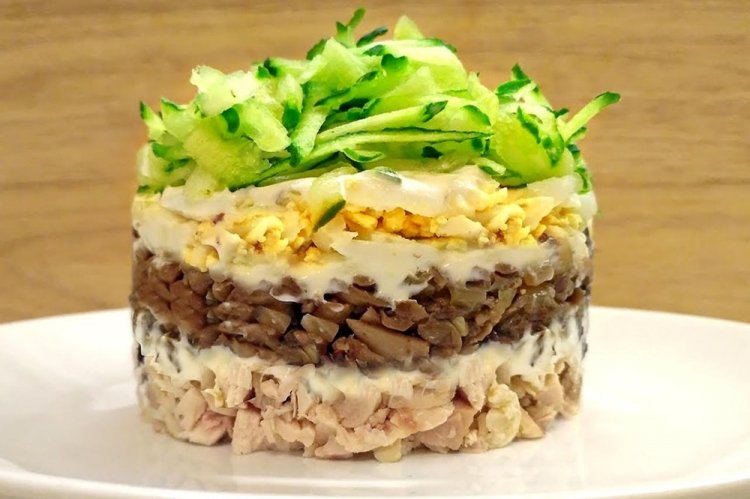 Слоеный салат с копченой курицей, грибами и маринованными огурцами