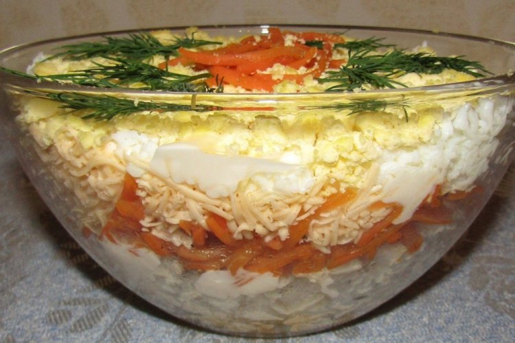 Слоеный салат с копченой курицей и корейской морковью