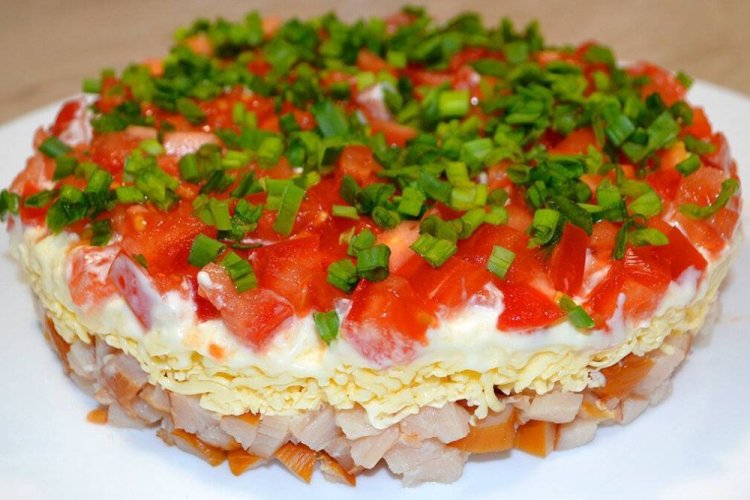 Слоеный салат с копченой курицей и помидорами
