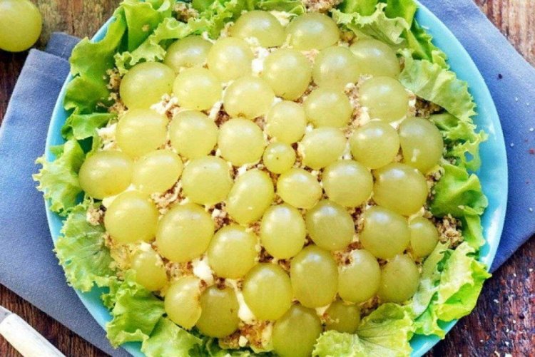 Слоеный салат с копченой курицей и виноградом