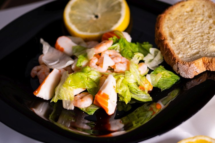 15 быстрых салатов с креветками и крабовыми палочками