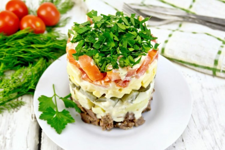 Слоеный салат с говядиной и маринованными огурцами