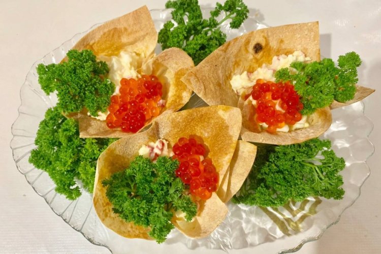 Тарталетки из лаваша с лососем и красной икрой