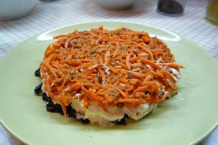 Слоеный салат с корейской морковью и черносливом