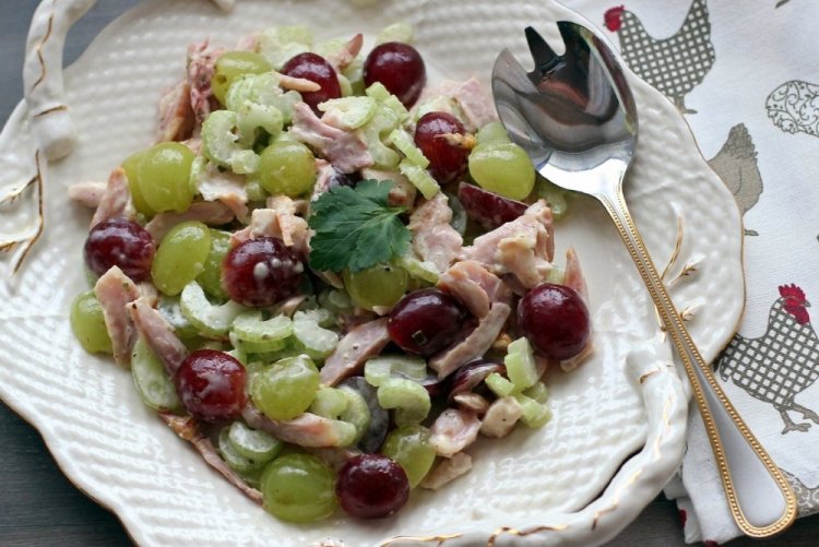 Салат с курицей, сельдереем и виноградом
