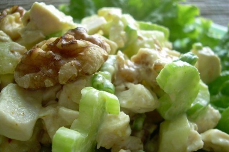 Салат с копченой курицей, грушей и сельдереем