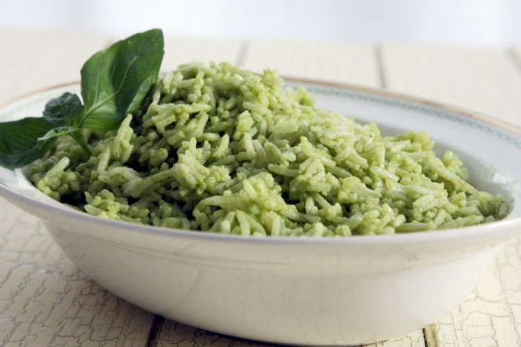 Зеленый рис на сковороде