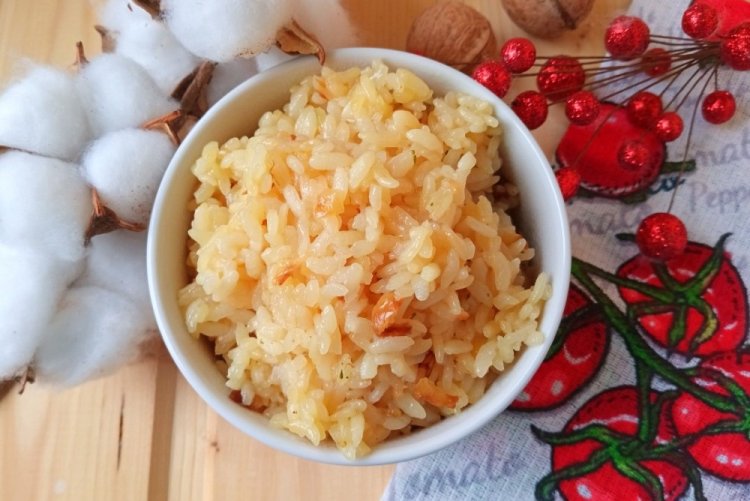Рис с луком и морковью на сковороде