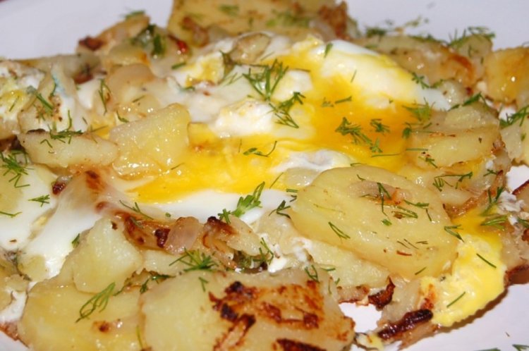 Картошка с яйцом на сковороде