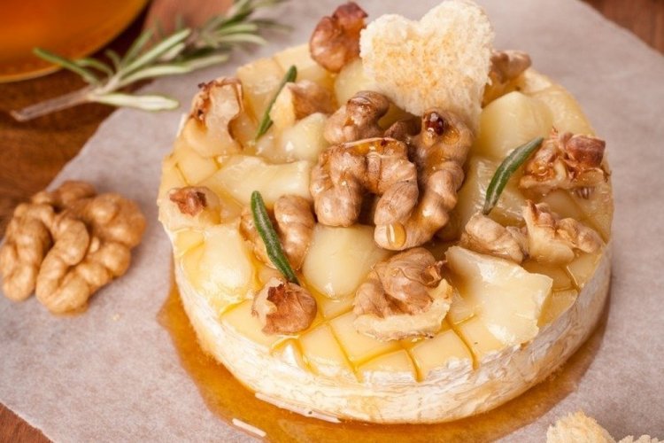 Камамбер с медом и орехами в духовке