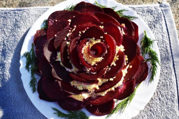 Салат «Роза» со свеклой и черносливом
