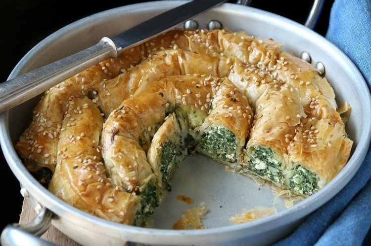 Греческий пирог из теста фило со шпинатом и фетой