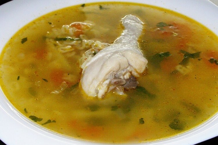 Легкий овощной суп с куриными ножками