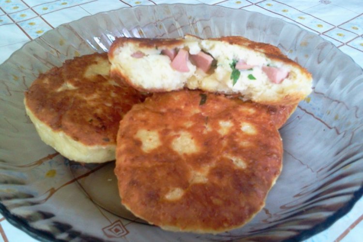 Пирожки на кефире с колбасой и сыром