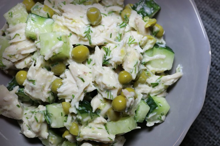 Белковый салат с курицей и зеленым горошком