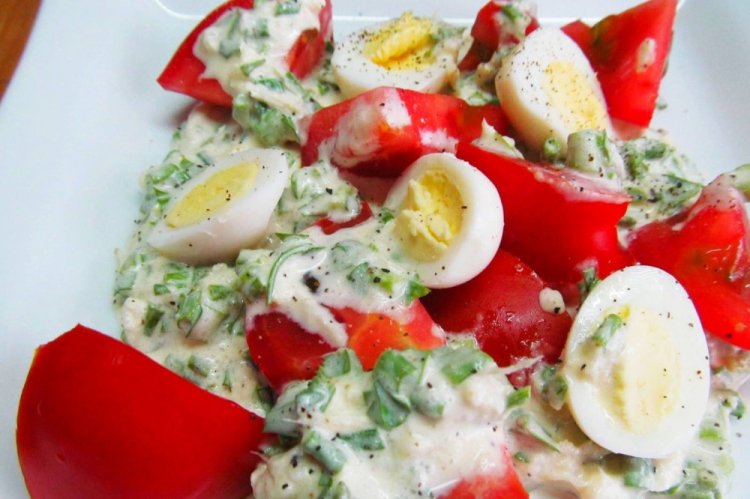 Белковый салат с курицей и помидорами