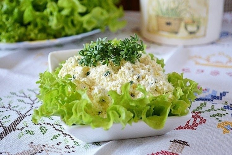 Белковый салат с творогом и яйцами