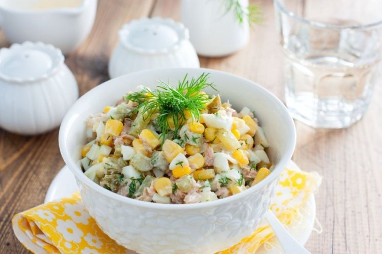 Белковый салат с тунцом и кукурузой