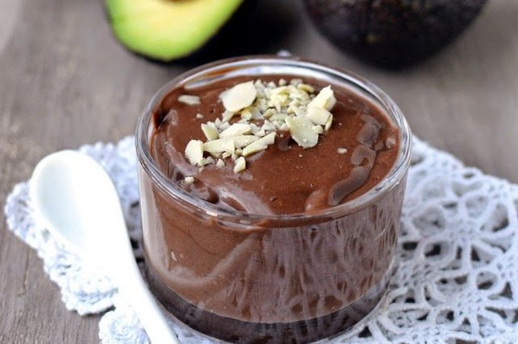 Шоколадный кето-пудинг с авокадо