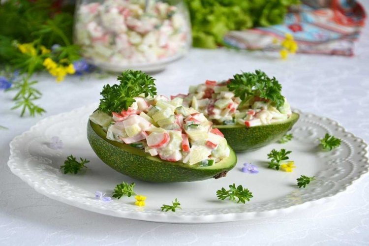 ПП салат с крабовыми палочками и авокадо