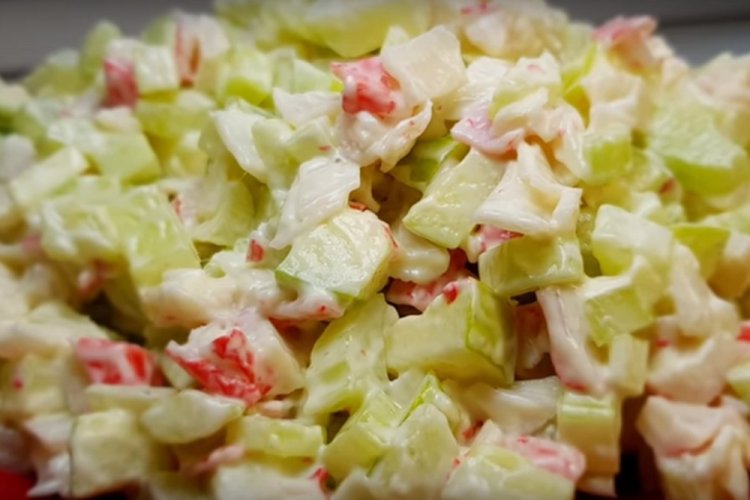 ПП салат с крабовыми палочками, яблоками и сельдереем