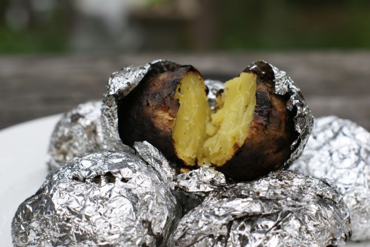Картошка в мундире на углях