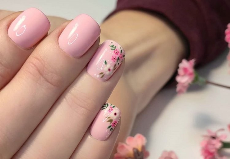 Весенние цветочные узоры на ногтях