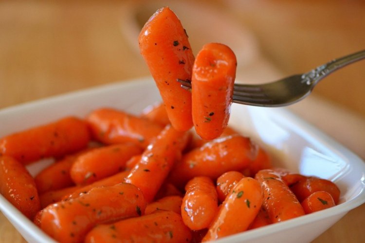 Молодая морковь с розмарином