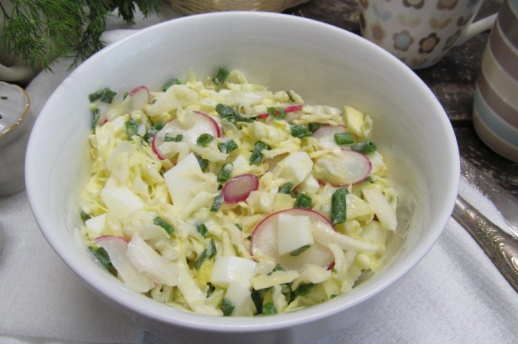 Весенний салат с редиской и зеленым луком