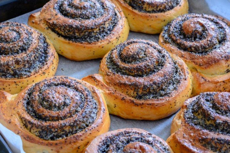 Сладкие булочки с маком