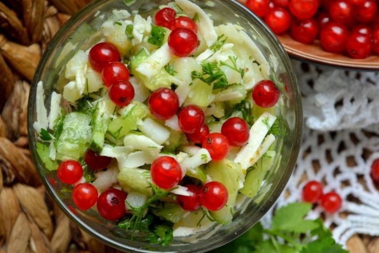 Овощной салат с красной смородиной