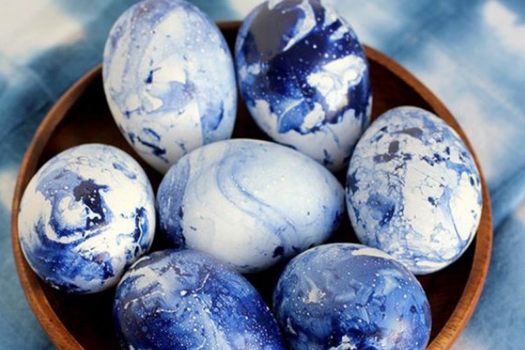 Мраморные яйца с помощью красителей