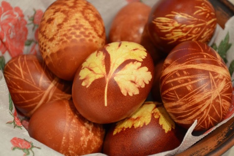 Покраска яиц с помощью трафарета