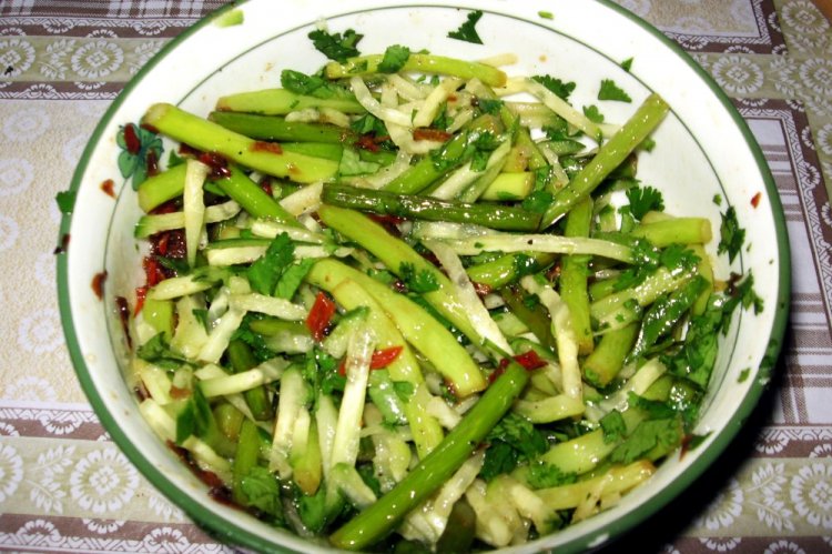 Салат из чесночных стрелок с овощами