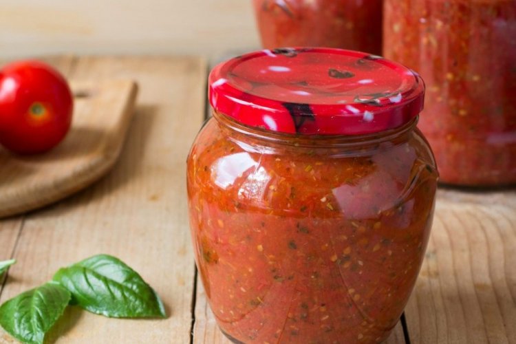 Томатный соус с базиликом и томатной пастой на зиму