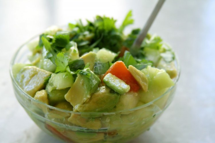 Салат с физалисом и авокадо