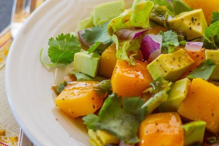 Овощной салат с манго и фетой
