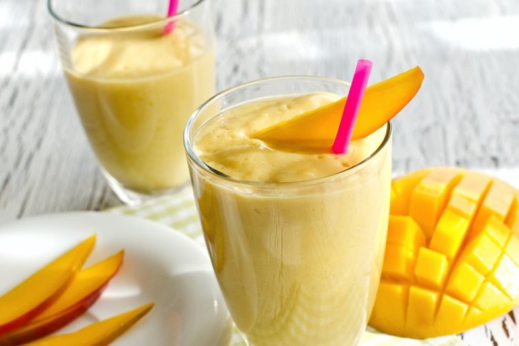 Молочный коктейль с манго и корицей