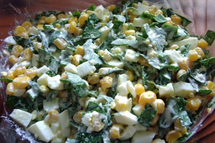 Салат из черемши с кукурузой