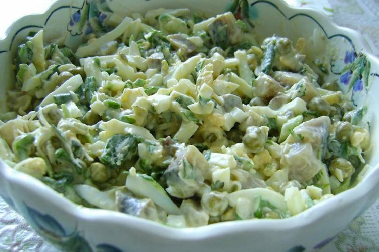 Салат из черемши с зеленым горошком и сыром