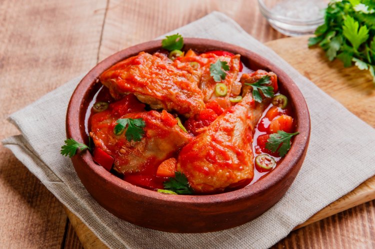 15 быстрых рецептов курицы в томатном соусе