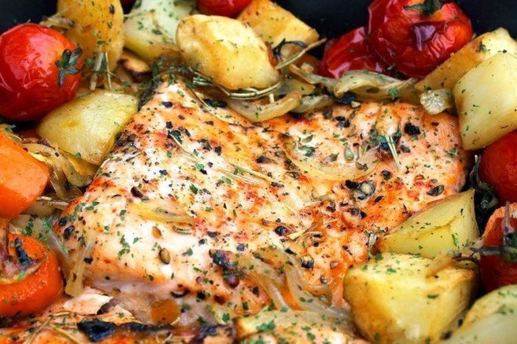 Красная рыба с молодой картошкой в духовке