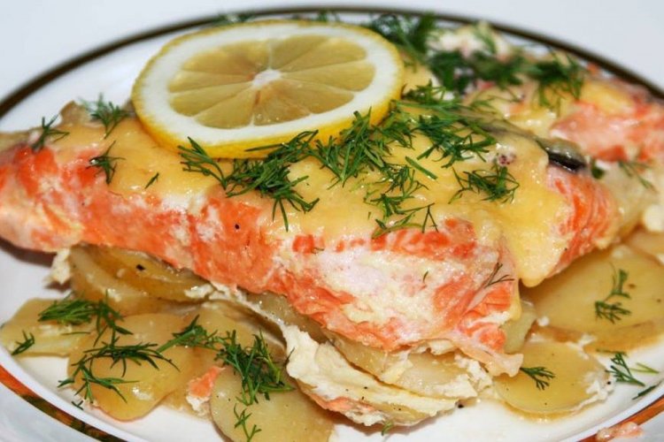 Красная рыба с картошкой и лимонным соусом в духовке