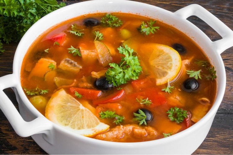 Суп из красной рыбы с солеными огурцами
