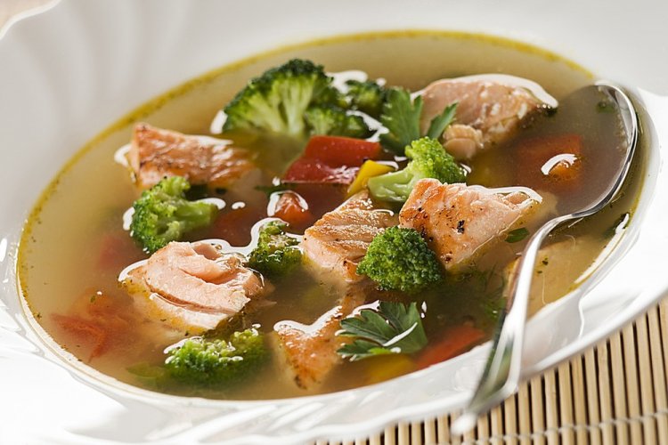 Диетический суп из красной рыбы с брокколи