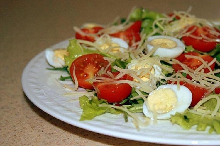 Овощной салат с пармезаном и перепелиными яйцами