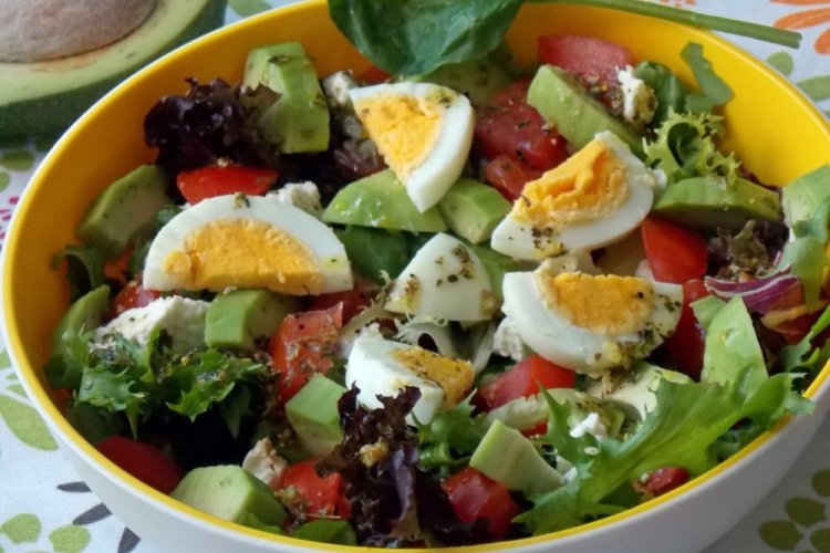 Овощной салат с яйцами и пармезаном