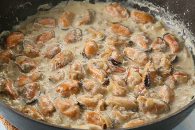 Мидии в сливочно-чесночном соусе с арахисом
